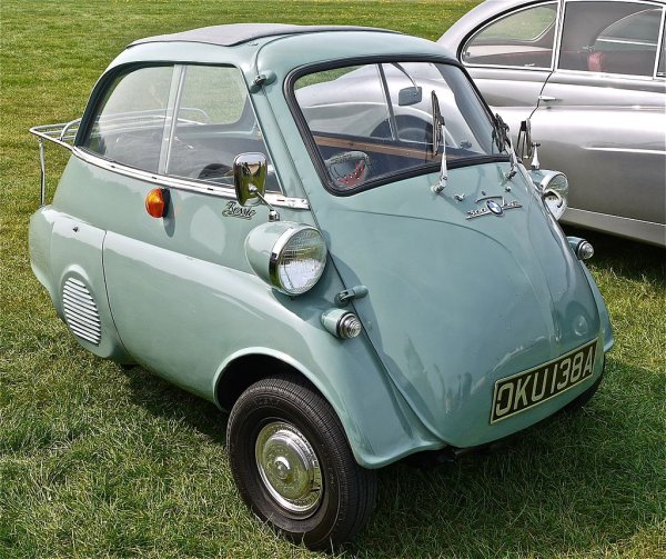 Isetta е италианска версия на странен микроавтомобил. Може да сте запознати с BMW версията на Isetta, известна още като „колата с мехурчета“, но оригиналът всъщност идва от Италия. Той е построен от местния производител на хладилници Iso и има доста дизайнерски елементи, които черпят вдъхновение точно от ..хладилници. Най-вече това е единичната предна врата, която се отваря настрани и дръжка, подобно на хладилник от 50-те години на миналия век. Идеята е да се улесни влизането в малката кабина.

Въпреки че изглежда много странно, в дизайна на Isetta е вложена доста мисъл. Той е разработен от авиационни инженери, които избраха 236-кубиков двутактов двигател за по-висока горивна ефективност. Италианците искат евтин транспорт след опустошителната Втора световна война. Както се очакваше, Isetta е бавна, с двигателя си от 9,5 к.с., който я задвижва до 50 км/ч за 30 секунди. Оригиналната Iso Isetta не е твърде популярна, но версия на пикап с двуколесна ос отзад продава добре в Италия. Някои по-странни BMW Isetta обаче имаха дизайн на три колела, предназначени за експорт.

Isetta на BMW обаче е много подобрена с четиритактовия си 250cc двигател, заимстван от мотоциклета R25, произвеждащ 12 к.с. BMW продава 161 728 Isetta през годините, достатъчно, за да спаси марката от фалит и да ни даде всички модерни свои коли. 
